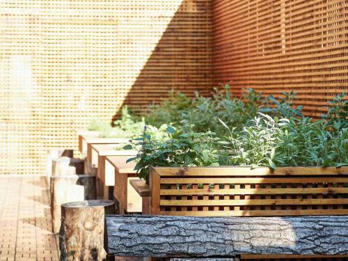 Un jardín fuera de Sofitel Montreal Golden Mile
