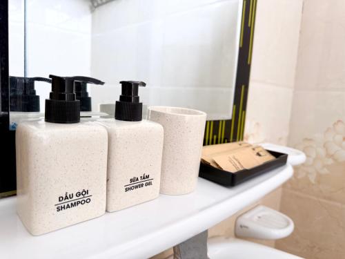 ダオコートーにあるChichi Inn Hotel CoToの洗面台に座ったトイレットペーパー2巻