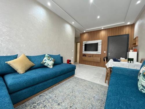 Télévision ou salle de divertissement dans l'établissement Charming, Peaceful Apartment, Sea