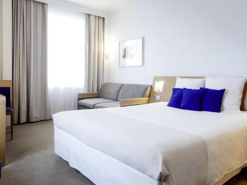 Кровать или кровати в номере Novotel Vilnius Centre