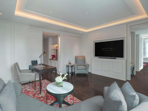 Televisyen dan/atau pusat hiburan di Sofitel Bangkok Sukhumvit