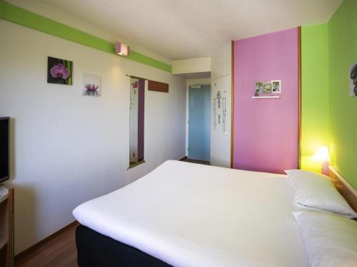 Cama o camas de una habitación en ibis Fribourg