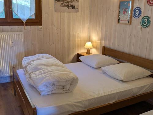 une chambre avec deux lits avec des couvertures et des oreillers blancs dans l'établissement Appartement lumineux 3 pièces 6/7 pers à Orcières Merlette - FR-1-262-192, à Forest des Baniols