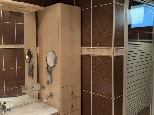 une salle de bain avec un lavabo et un miroir dans l'établissement Appartement lumineux 3 pièces 6/7 pers à Orcières Merlette - FR-1-262-192, à Forest des Baniols