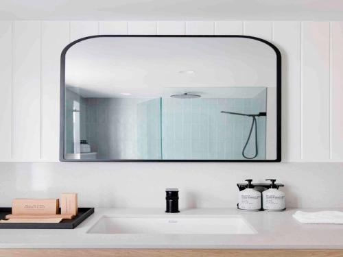 Un baño de Manly Pacific Sydney MGallery Collection