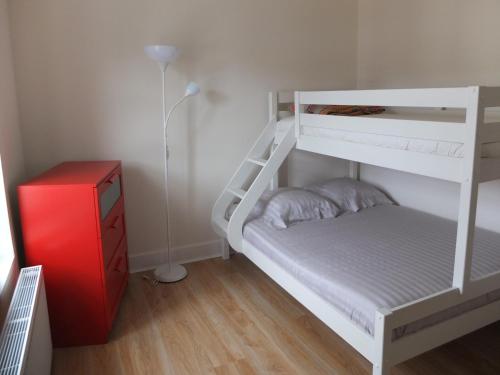 מיטה או מיטות קומותיים בחדר ב-Domaine de Croix en Sologne