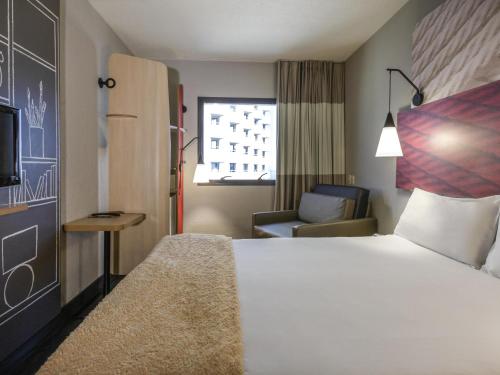Una cama o camas en una habitación de ibis Santos Gonzaga Praia