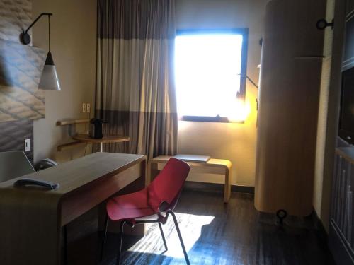 Una cama o camas en una habitación de ibis Santos Gonzaga Praia