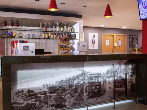 El lounge o bar de ibis Santos Gonzaga Praia