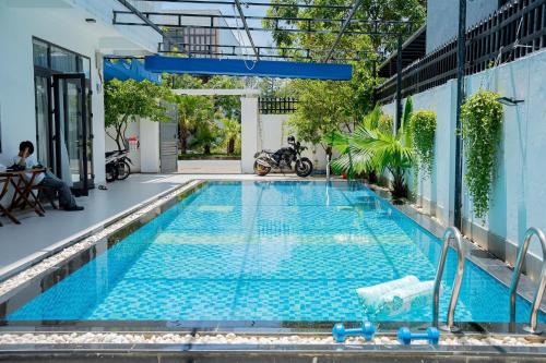 ダナンにあるTin Villa Đà Nẵngの建物の真ん中にあるプール