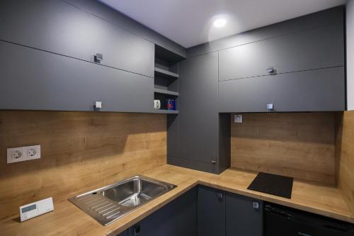 Η κουζίνα ή μικρή κουζίνα στο Mures Stay Condo