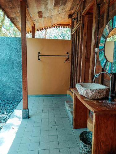 Ένα μπάνιο στο Alaya Ecolodge