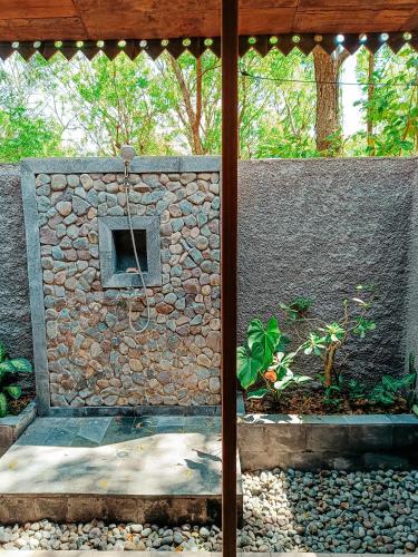 Κήπος έξω από το Alaya Ecolodge