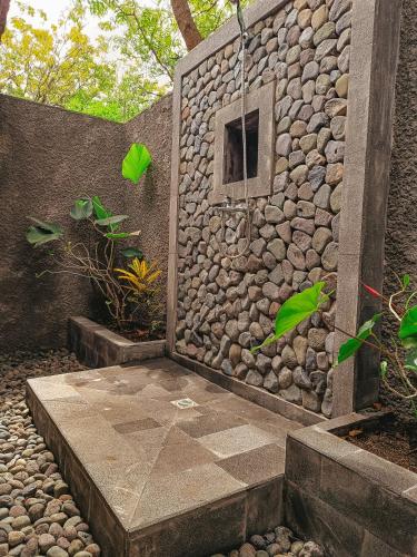 Κήπος έξω από το Alaya Ecolodge