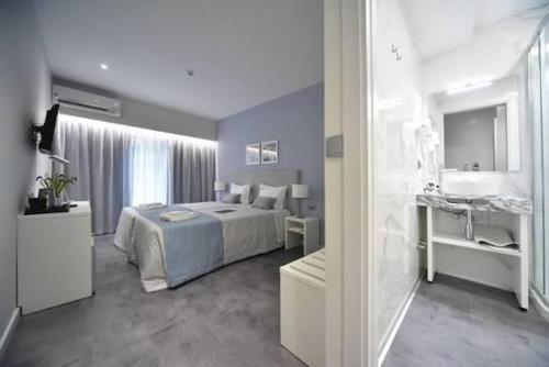 a hotel room with a bed and a bathroom at Pyramiden view inn in Banī Ghālib