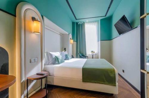 a bedroom with a large bed in a room at Pyramiden view inn in Banī Ghālib