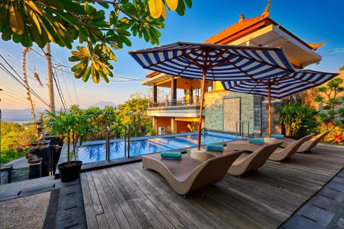 eine Terrasse mit Stühlen und Sonnenschirmen neben einem Pool in der Unterkunft Sinta Nusa Villa in Nusa Penida