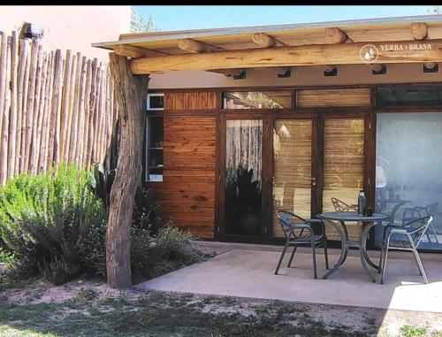 un patio avec une table et des chaises devant un bâtiment dans l'établissement Brasa Loft de Campo, à Colonia Las Rosas
