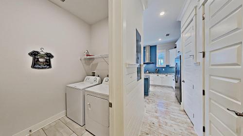 Un lavadero blanco con lavadora y secadora. en Prominence 30A - Holiday House, en Watersound Beach