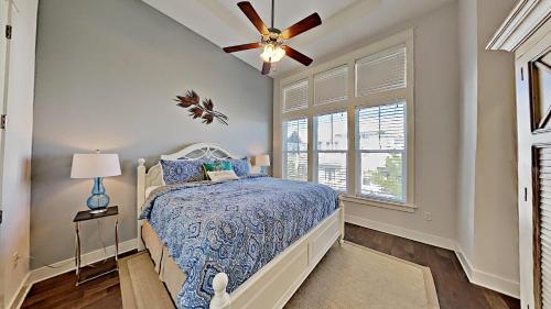 Un dormitorio con una cama y un ventilador de techo. en Prominence 30A - Holiday House, en Watersound Beach