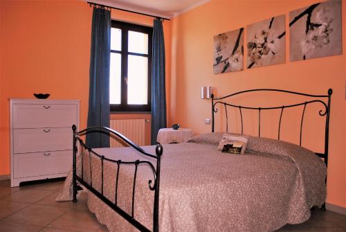Giường trong phòng chung tại Rosso Di Sera