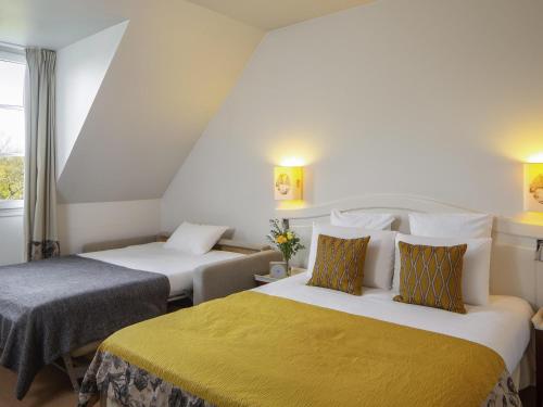 a hotel room with two beds and a window at Mercure Rambouillet Relays Du Château in Rambouillet