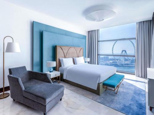 Кровать или кровати в номере Sofitel Dubai Jumeirah Beach