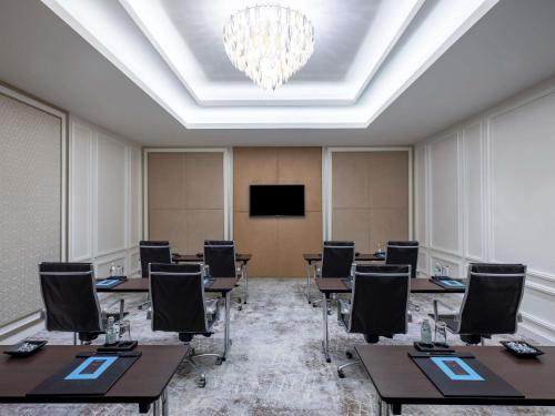 Телевизор и/или развлекательный центр в Sofitel Dubai Jumeirah Beach