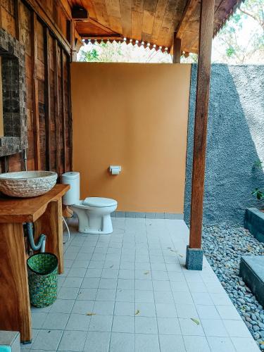 Ένα μπάνιο στο Alaya Ecolodge