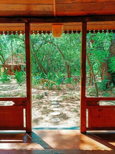 Κήπος έξω από το Alaya Ecolodge