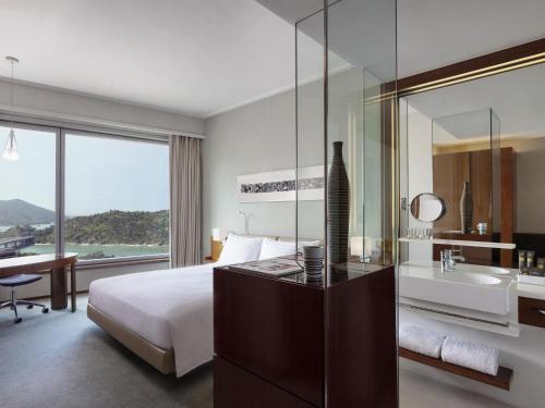 Кровать или кровати в номере Novotel Citygate Hong Kong
