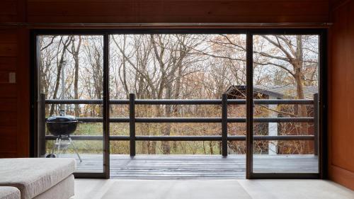 een open glazen deur met uitzicht op een terras bij rinne 2nd living Nasu Creek in Nasu