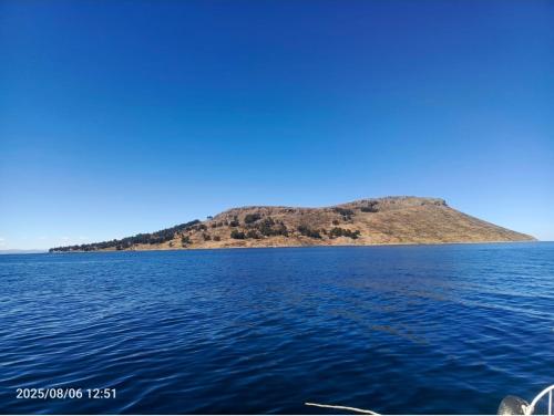 プーノにあるMisky Wasi Lodge De Gloria Amantani lsland Occosuyo communityの大きな水域の真ん中にある島