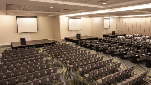 a conference room with chairs and screens in it at Hotel Jequitimar Guaruja Resort & Spa by Accor - Ex Sofitel in Guarujá