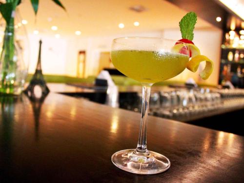 a drink sitting on top of a bar at Hotel Jequitimar Guaruja Resort & Spa by Accor - Ex Sofitel in Guarujá
