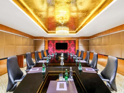 Телевизор и/или развлекательный центр в Sofitel Mumbai BKC