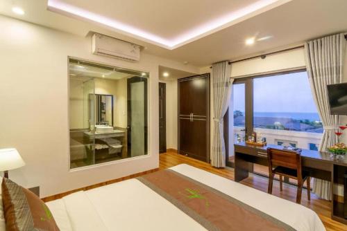 Televiisor ja/või meelelahutuskeskus majutusasutuses Hoi An Beachfront Hotel