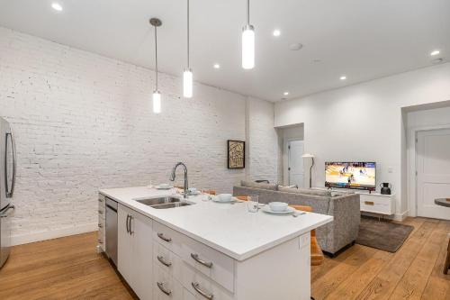 een keuken met een spoelbak en een woonkamer bij The Saddlery-Southern Set-2 Units-Walk to Broadway in Nashville