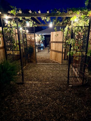 Jardin de l'établissement Cozy RV in Clearlake Private Gated Entry Free WiFi and Coffee Sleeps 4