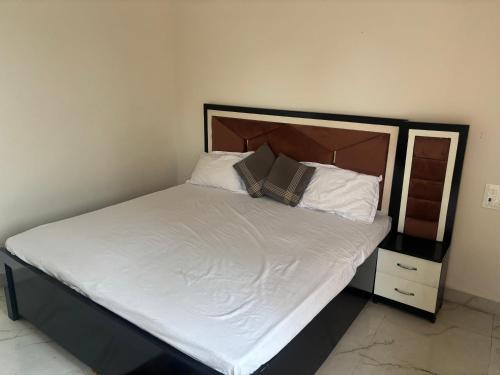 Uma cama ou camas num quarto em Hari Dham