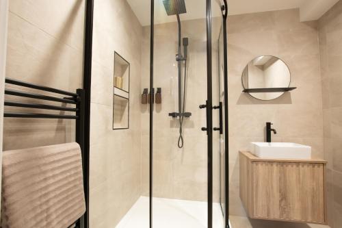 un bagno con doccia e lavandino di Central Derby Town Luxe studio a Derby