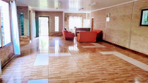 サンタ・テレサにあるCampito de Raúl, Eventos para 100 personas y alojamientoの椅子とテーブルが備わる空間