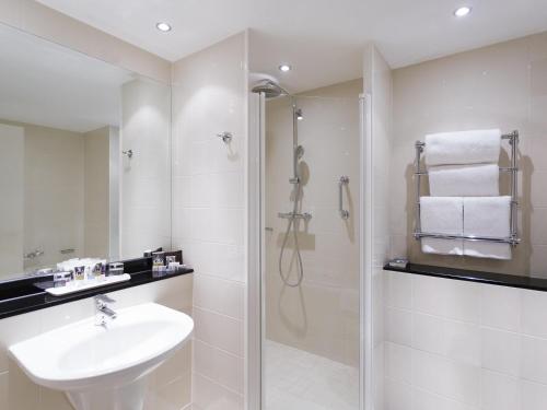 Ванная комната в Mercure Sheffield St Paul's Hotel & Spa