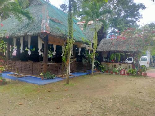 Un jardín fuera de Island Tiki Paradise Resort