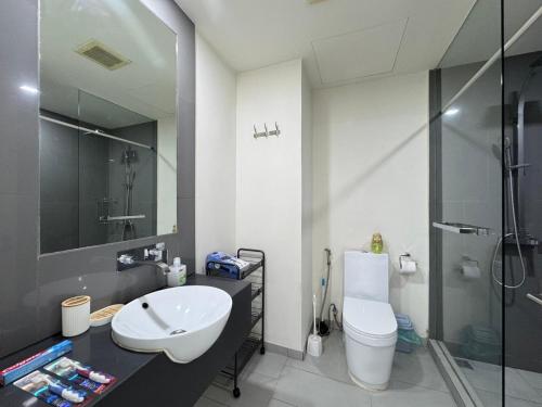 パタヤ・ノースにあるZire Wongamat Condoの洗面台、トイレ、シャワー付きのバスルーム