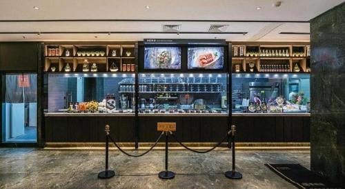 a bar in a restaurant with a counter with a barraged at Fuzhou Xin Zi Yang Hotel in Fuzhou