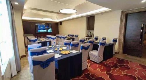 a conference room with a long table and chairs at Fuzhou Xin Zi Yang Hotel in Fuzhou