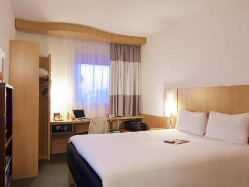 Cama o camas de una habitación en Ibis Cotonou