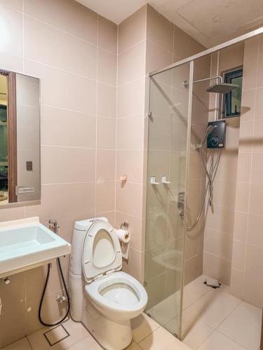a bathroom with a shower and a toilet and a sink at Starry B19 Green Haven 2BEDROOMS l NETFLIX in Masai
