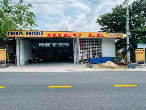 a building with a sign that reads nimaishibestosbestos lie at Nhà Nghỉ Hiếu Lê in Ngã Ba Lâm Giồ